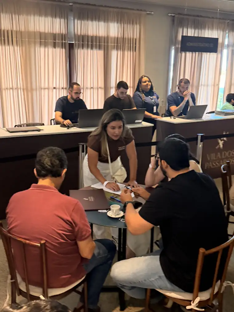 Mesas de atendimento e fechamento de propostas no lançamento