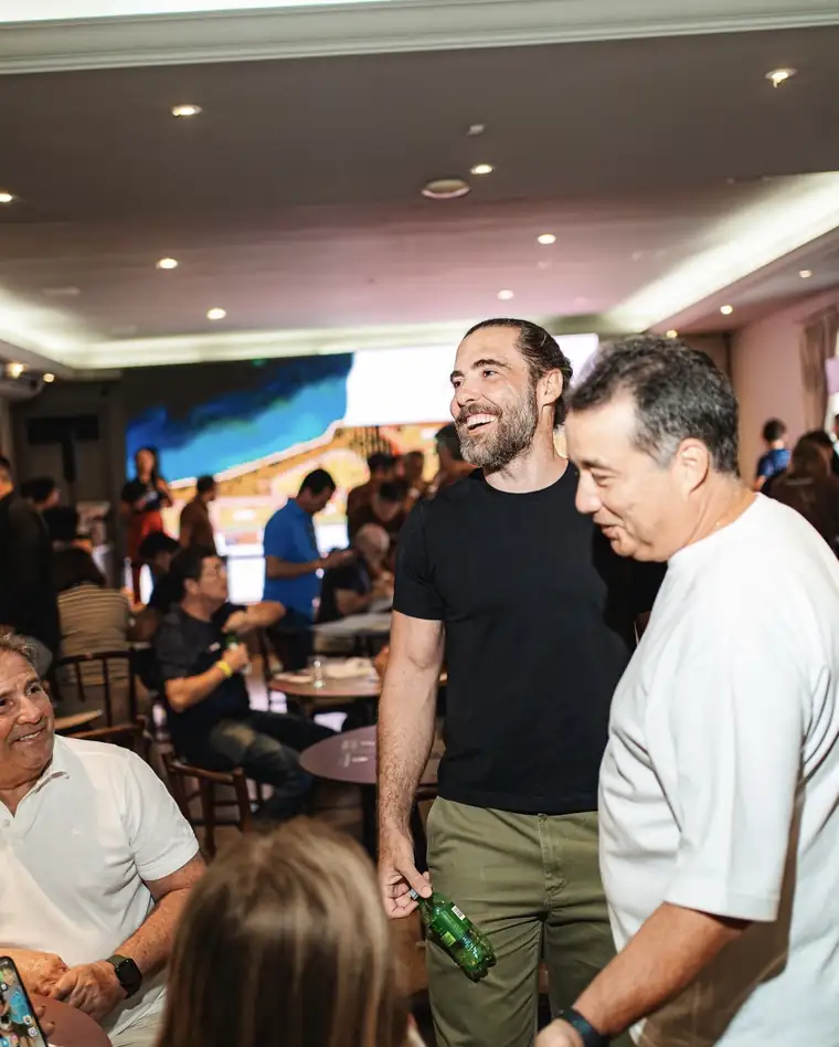 Convidados conversando no salão do lançamento