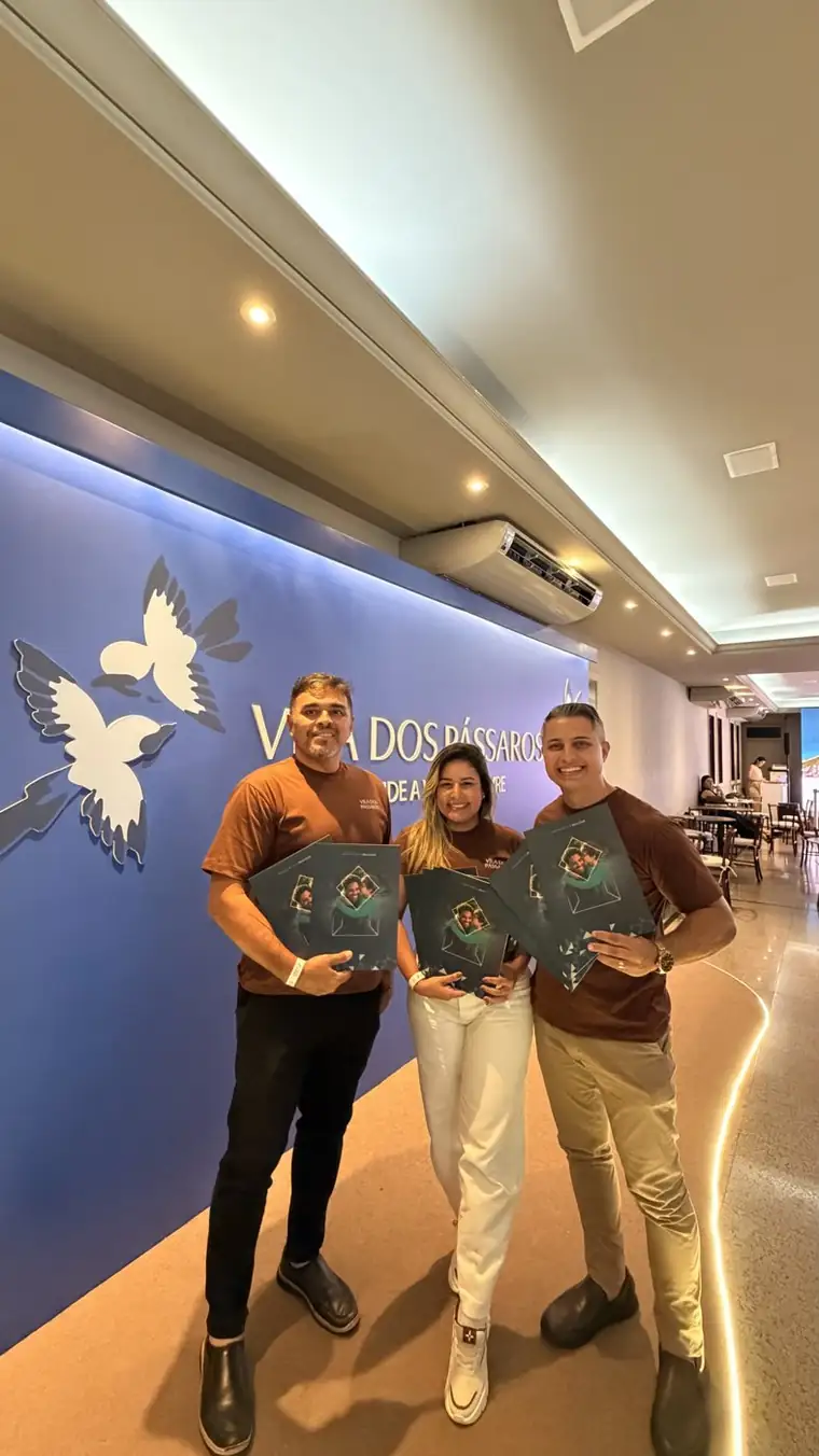 Equipe da Nordeste Empreendimentos no painel do Vila dos Pássaros