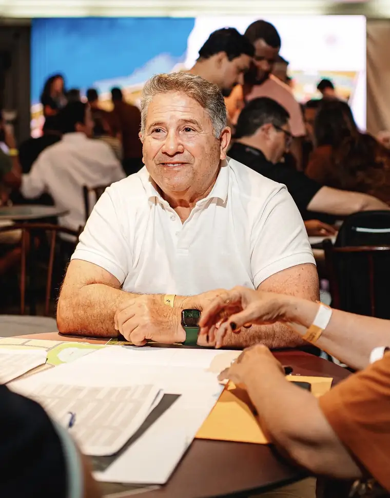 Assinatura de proposta na mesa de negociação do lançamento